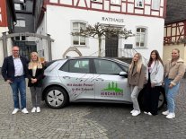 Bild vom Azubi-Auto mit Bürgermeister Peter Müller und den Auszubildenden