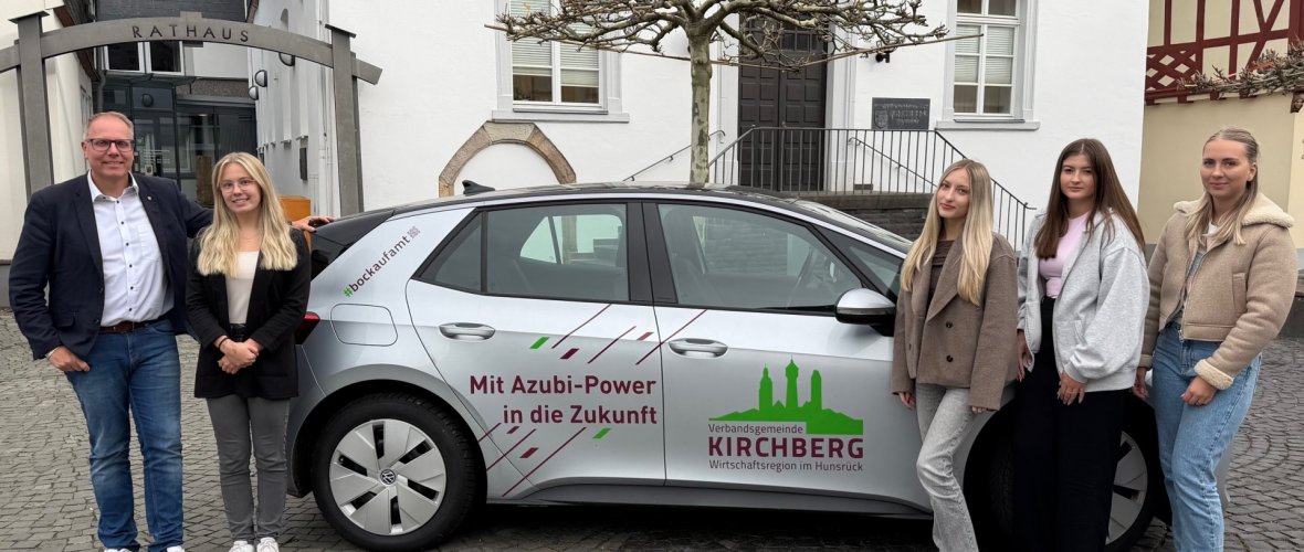 Bürgermeister Peter Müller mit Auszubildenden und dem Azubi-Auto