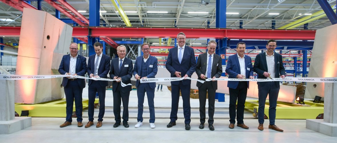 Banddurchschnitt Eröffnung Goldbeckwerk Kirchberg Bild mit Bürgermeistern, Ehrengästen und Firmeninhabern beim Banddurchschnitt