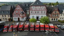 Fahrzeugübergabe Feuerwehr Bild 1 Bild der Feuerwehrfahrzeuge auf dem Marktplatz (groß)