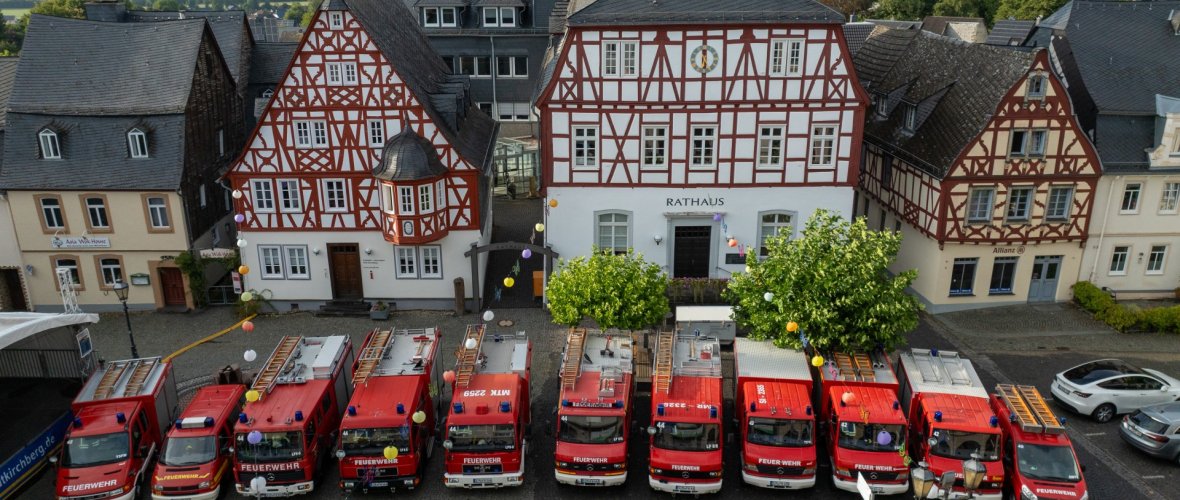 Fahrzeugübergabe Feuerwehr Bild 1 Bild der Feuerwehrfahrzeuge auf dem Marktplatz (groß)