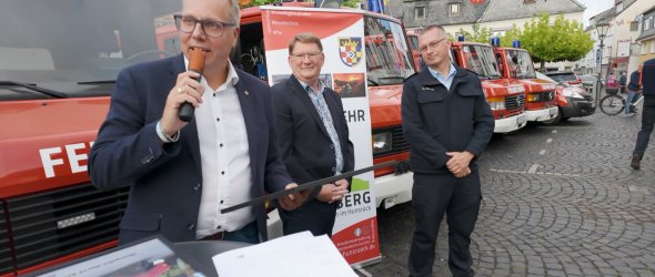 Fahrzeugübergabe Feuerwehr Bild 2 Bild mit Bürgermeister Peter Müller und dem Beigeordneten Peter Kammritz und Wehrleiter Oliver Socha