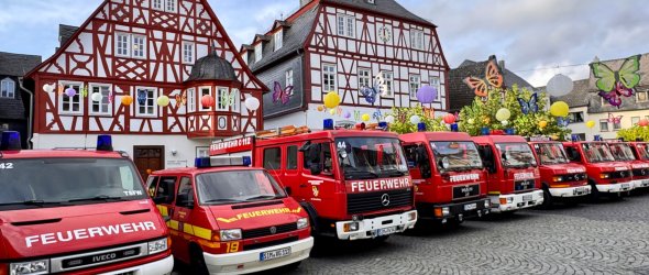 Fahrzeugübergabe Feuerwehr Bild der Feuerwehrfahrzeuge auf dem Marktplatz (klein)