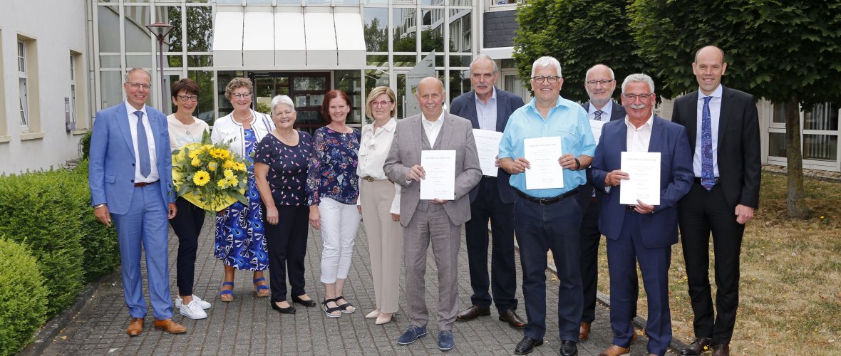 Verleihung Ehrennadel Ortsbürgermeister mit Frauen Verleihung Ehrennadel Ortsbürgermeister mit Frauen