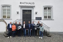 Bild RWE LED-Leuchten Bild von Westenergie-Regionalmanager Schmidt mit Bürgermeister Peter Müller und den betroffenen Ortsbürgermeistern