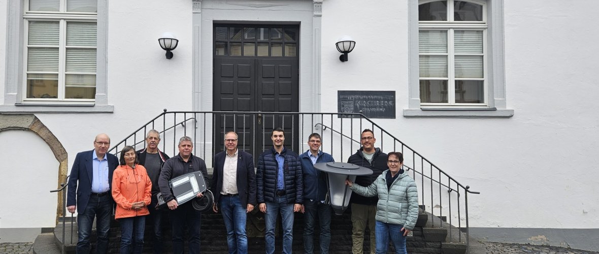 Bild RWE LED-Leuchten Bild von Westenergie-Regionalmanager Schmidt mit Bürgermeister Peter Müller und den betroffenen Ortsbürgermeistern