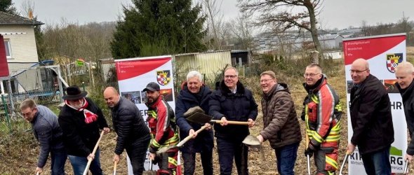 Bürgermeister Peter Müller mit anderen Personen beim Spatenstich Feuerwehrgerätehaus So-Bü