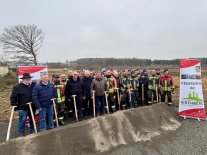 Spatenstich Feuerwehrgerätehaus So-Bü Bürgermeister Peter Müller mit anderen Personen beim Spatenstich Feuerwehrgerätehaus So-Bü
