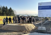 Spatenstich Neubau kath. Kita Kirchberg Bürgermeister Peter Müller und weitere Personen beim Spatenstich Neubau kath. Kita Kirchberg