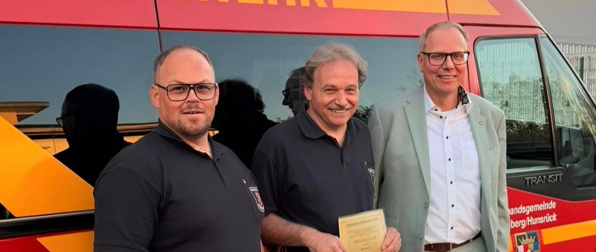 Bürgermeister Peter Müller mit den neu gewählten Wehrführern