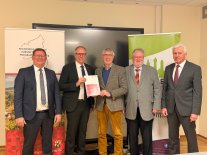 Übergabe Förderbescheid Regionales Förderprogramm Bürgermeister Peter Müller, die Beigeordneten und Dr. Erwin Manz bei der Übergabe des Förderbescheides RZN